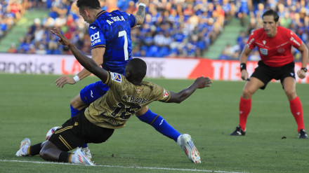 Alex Sola pelea un balón con Hamari Traoré, durante el partido de LaLiga.