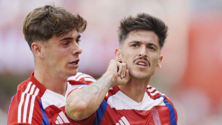 Los jugadores del Granada celebran el gol contra el Deportivo.