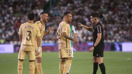 Los jugadores del Málaga protestan al colegiado durante el derbi andaluz.