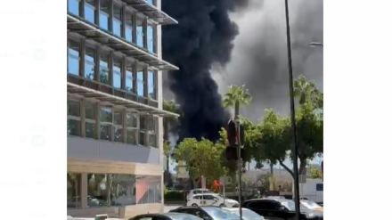 Un aparatoso incendio en el Puerto de Málaga genera una densa columna de humo