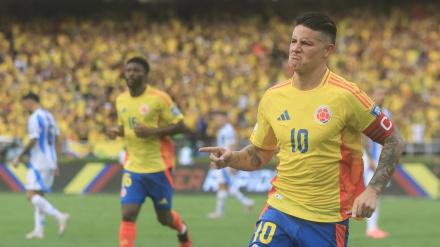 AMDEP6632. BARRANQUILLA (COLOMBIA), 10/09/2024.- James Rodríguez de Colombia celebra un gol este martes, en un partido de las eliminatorias sudamericanas para el Mundial de 2026 entre Colombia y Argentina en el estadio Metropolitano en Barranquilla (Colombia). EFE/ Ricardo Maldonado Rozo