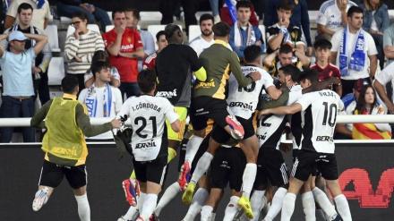 Los jugadores del Burgos celebran el gol de la victoria contra el Zaragoza.