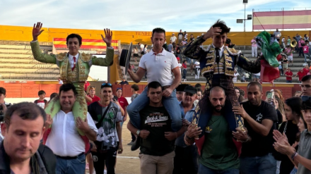 Marco Pérez, el mayoral de Montealto y Alejandro Chicharro, a hombros en San Agustín del Guadalix