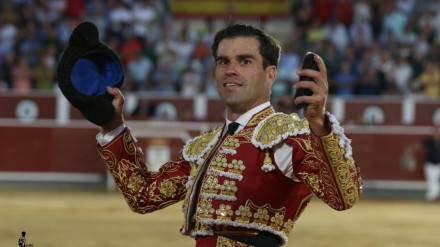 Rubén Pinar paseando la última oreja este martes de la Feria de Albacete