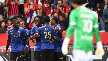 Los jugadores del Niza celebran uno de los ocho goles en el partido contra el Saint-Étienne.