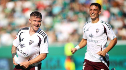 Juanma celebra uno de los cuatro goles del Albacete.
