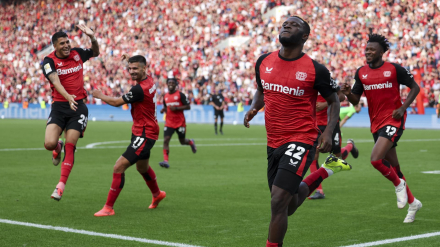 Los jugadores del Leverkusen celebran el gol de la victoria anotado por Boniface.