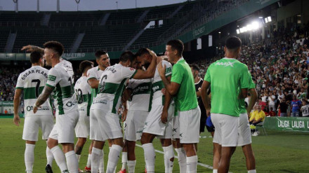 Los futbolistas celebran el gol del triunfo contra el Mirandés.