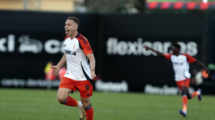Alemao celebra su gol al Eldense.