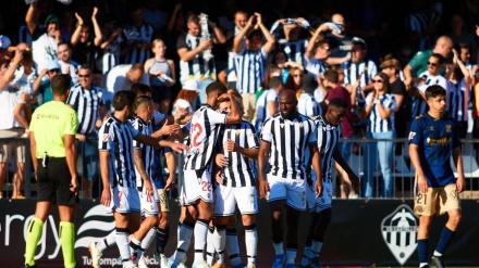Los jugadores del Castellón celebran un gol.