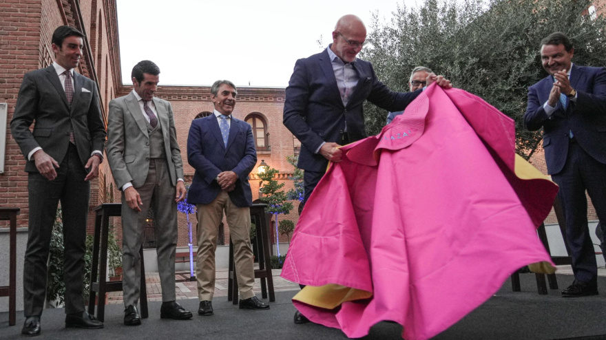 Luis de la Fuente manejando un capote durante el acto en Las Ventas
