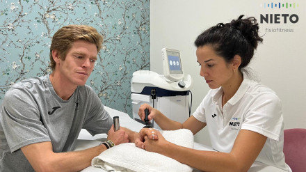 Borja Jiménez, junto a la fisioterapeuta Alejandra Nieto