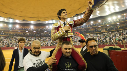 Sebastián Castella en su salida a hombros este domingo en Zaragoza