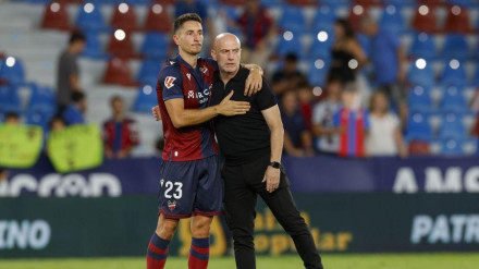 Pablo Martínez y Calero se saludan al acabar el partido