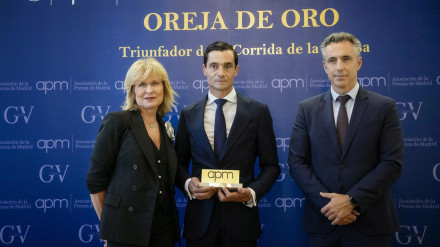 María Rey, Paco Ureña y Carlos Novillos, en la sede a la APM