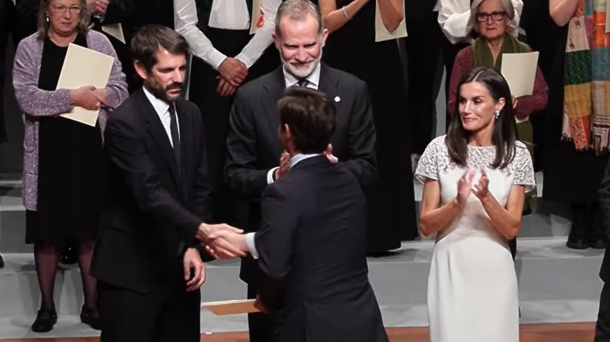 El Juli, saludando al ministro Urtasun en presencia de los Reyes de España