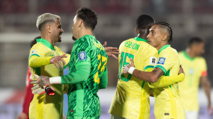 Varios jugadores de Brasil celebran la victoria contra Chile.