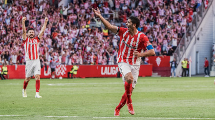 Cote celebra un gol en El Molinón