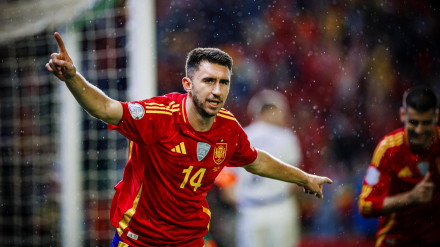Laporte celebrando su gol ante Serbia