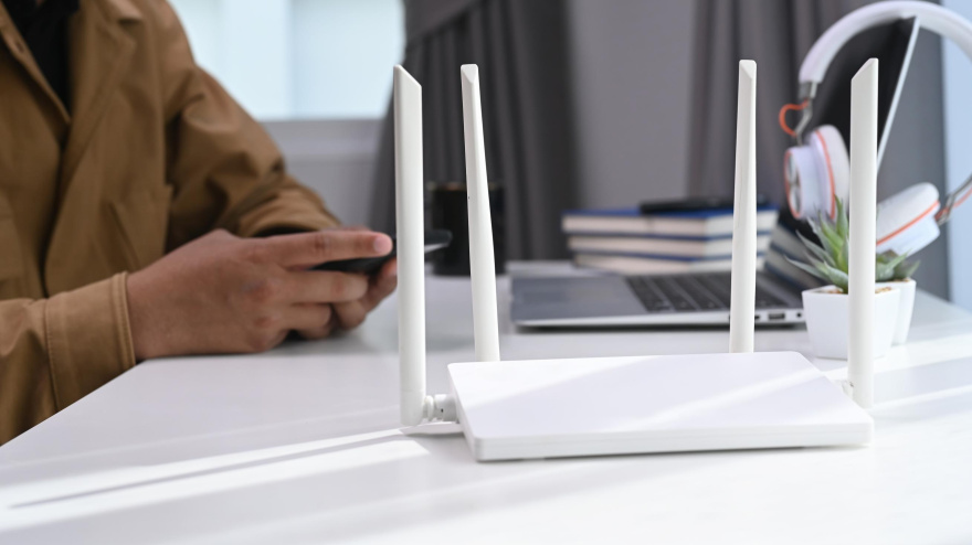 Hombre conectado al wifi con su móvil.