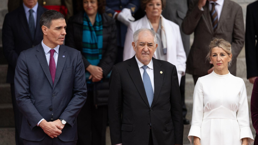 El presidente del Gobierno, Pedro Sánchez; el presidente del Tribunal Constitucional, Cándido Conde-Pumpido, y la vicepresidenta segunda y ministra de Trabajo y Economía Social, Yolanda Díaz, posan a su salida de la Solemne Sesión de Apertura de las Cortes Generales de la XV Legislatura, en el Congreso de los Diputados, a 29 de noviembre de 2023, en Madrid, con el fiscal general del Estado, Álvaro García Ortiz detrás.