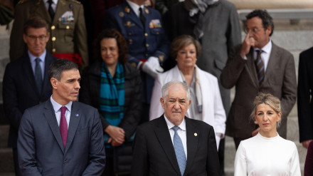 El presidente del Gobierno, Pedro Sánchez; el presidente del Tribunal Constitucional, Cándido Conde-Pumpido, y la vicepresidenta segunda y ministra de Trabajo y Economía Social, Yolanda Díaz, posan a su salida de la Solemne Sesión de Apertura de las Cortes Generales de la XV Legislatura, en el Congreso de los Diputados, a 29 de noviembre de 2023, en Madrid, con el fiscal general del Estado, Álvaro García Ortiz detrás.