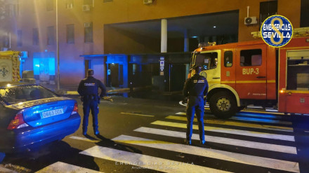 Cuatro coches y dos motos calcinadas tras un incendio en el aparcamiento subterráneo de un bloque en Pino Montano