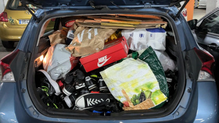 Los 150 pares de zapatillas donados y a punto de ser entregados a los migrantes de Santiago