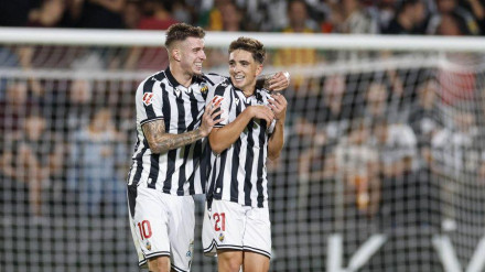 Raúl Sánchez celebra uno de sus dos goles ante el Levante.