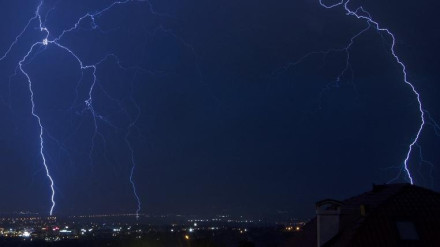Tormenta eléctrica durante la noche