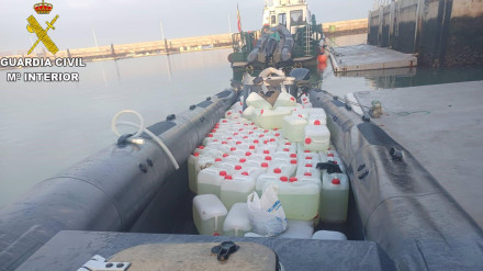 05/11/2024 Petacas de gasolina incautadas por la Guardia Civil de Cádiz en la desembocadura del río Guadalquivir.
POLITICA 
GUARDIA CIVIL