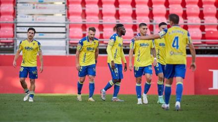Los jugadores del Cádiz celebran un gol de Ontiveros.
