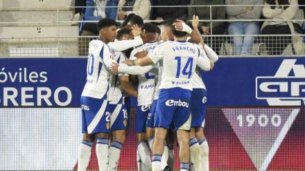 Los futbolistas del Zaragoza celebran el gol del empate contra el Huesca.