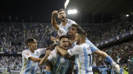Los jugadores del Málaga celebran el gol del triunfo contra el Cartagena.