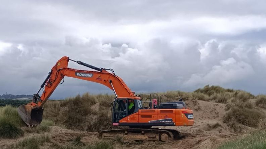 Las máquinas ya trabajan en las dunas de Salinas