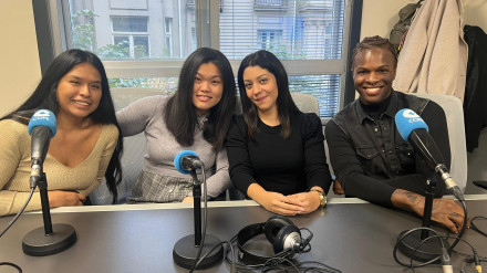 De izqda. a drcha. Gabriela, Lucia, Stella y Jason