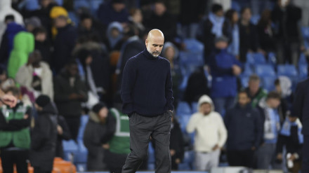 Pep Guardiola, cabizbajo tras la nueva derrota del Manchester City.