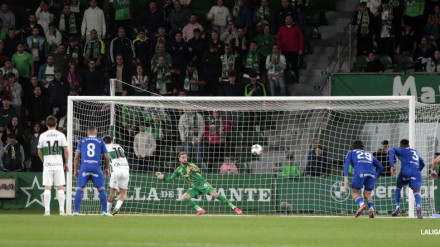 Nico Fernández anota el primer gol ante el Oviedo.