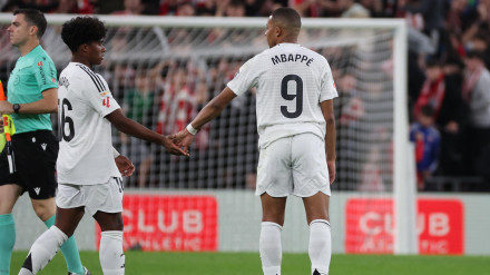 El delantero del Real Madrid Kylian Mbappé (d) saluda al brasileño Endrick Felipe tras el partido de la jornada 19 de LaLiga que Athletic Club de Bilbao y Real Madrid disputaron este miércoles en el estadio de San Mamés, en Bilbao