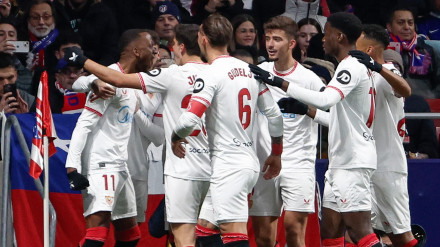 El Sevilla celebra el gol del empate de Lukekabio frente al Atlético de Madrid en el Estadio Metropolitano