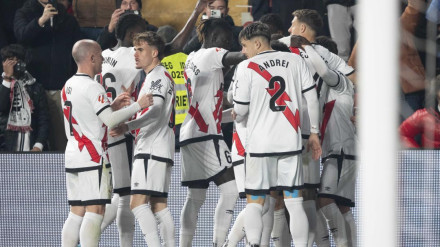 Los jugadores del Rayo Vallecano celebran el 1-0 contra el Real Madrid.