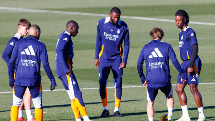Varios jugadores del Real Madrid se ejercitan en Valdebebas.