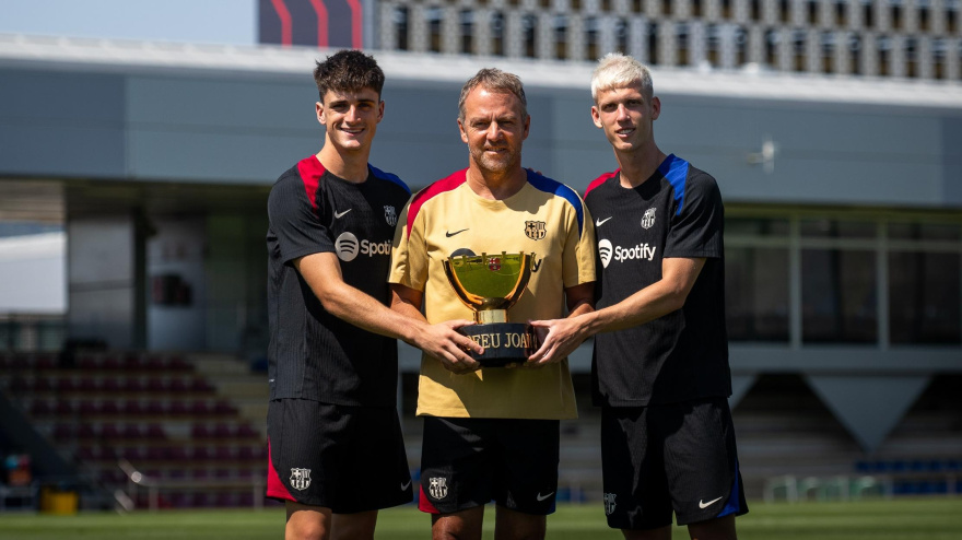 Hansi Flick con Dani Olmo y Pau VíctorMARC GRAUPERA/FCB11/8/2024