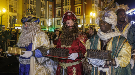 Melchor, Gaspar y Baltasar portan el oro, el incienso y la mirra durante la Cabalgata de Reyes Magos de Burgos, en 2024