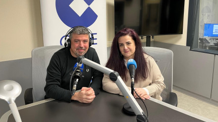 Rebeca Romo en los estudios de COPE Santiago con Iñigo Landa