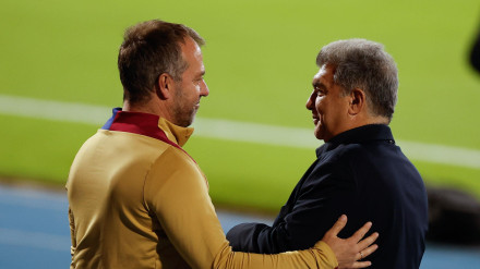 Joan Laporta y Hansi Flick, antes del entrenamiento previo a la final de la Supercopa