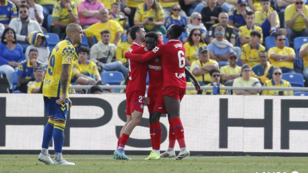 Coba celebra el gol con sus compañeros