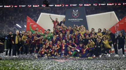 El Barcelona, con el título de Supercopa de España ganado ante el Real Madrid