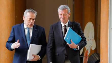 El Conselleiro de Sanidade, Gómez Caamaño, y el presidente de la Xunta, Alfonso Rueda tras el Consello de este lunes