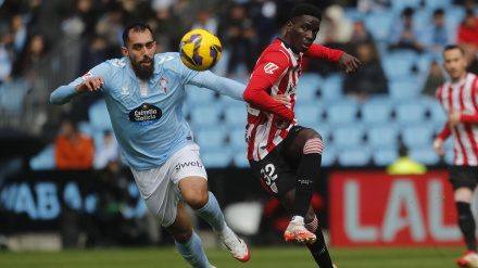 Borja Iglesias lucha por un balón con Adama Boiro
